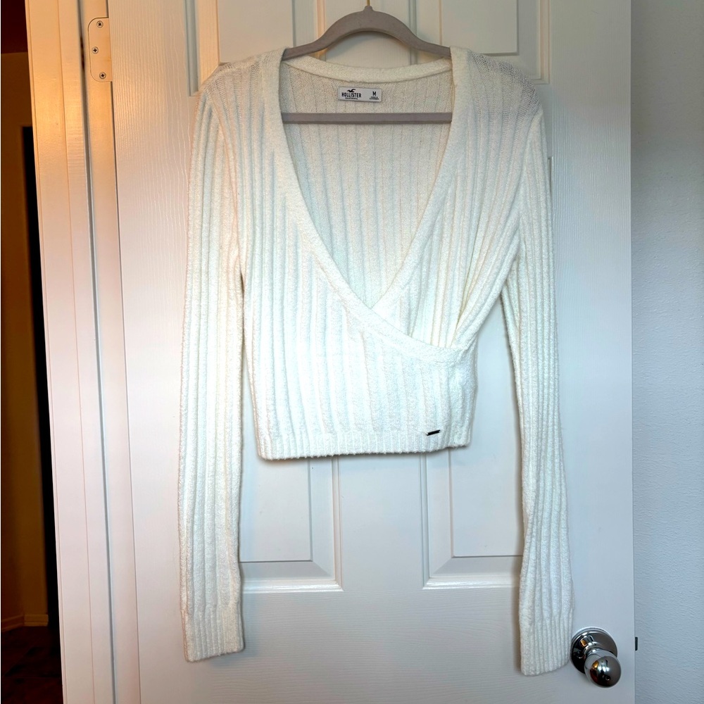 Super Soft white HOLLISTER v-neck sweater